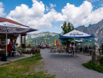 Terrasse des Berggsathofs Krinnenalpe. Im Sommer finden hier auch immer wieder traditionelle Musikveranstaltungen statt. • © alpintreff.de / christian schön