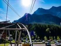 Blick aus der Talstation der Tiroler Zugspitzbahn auf die Zugspitze • © alpintreff.de / christian schön