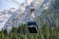 Tiroler Zugspitzbahn in Ehrwald - Und sie wurde schöner, die Talstation größer und ist auch heute noch auf nahezu modernstem Stand. Liebevoll nennt man sie mit ihren blauen Kabinen nun auch gerne "Himmelsstürmerin". • © alpintreff.de / christian Schön