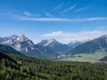 Blick über die Zugspitzarena nach Lermoos (rechts) und Biberwier (mitte). • © alpintreff.de / christian Schön