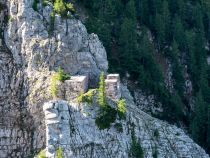 Tiroler Zugspitzbahn in Ehrwald - Auf dem Weg erkennt man an einigen Stellen noch die Fundamente der Stützen der ersten Tiroler Zugspitzbahn von 1926. • © alpintreff.de / christian Schön