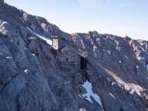 Tiroler Zugspitzbahn in Ehrwald - Auch die Kammstation der alten Bahn existiert immer noch. Bis in die 50er Jahre hinein war hier übrigens Schluss von der österreichischen Seite aus. Erst dann wurde die Gipfelbahn gebaut. • © alpintreff.de / christian Schön