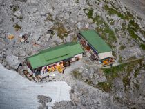 Tiroler Zugspitzbahn in Ehrwald - Die Trasse fürt übrigens fast genau über die Wiener-Neustädter Hütte. Hier machen die meisten Wanderer Rast, die von Ehrwald aus auf direktem Weg zur Zugspitze auf- oder absteigen. • © alpintreff.de / christian Schön