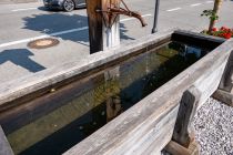 Wallgau - Da wir uns noch gut an Urlaube als Kind in Wallgau erinnern können: Dieser Brunnen diente uns damals noch als Spielgerät. • © alpintreff.de / christian Schön