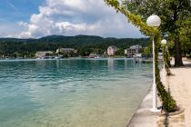 Der Wörthersee - Die Promenade mit dem traumhaften Wasser. • © alpintreff.de / christian Schön