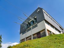 Bergstation Fleckalmbahn - Die klobige Bergstation der Fleckalmbahn würde man heute niemals mehr bauen. Die neue Bergstation wird auch versetzt. Sie wird dann direkt an die Bergstation Ochsalm angebaut. • © alpintreff.de / christian schön