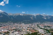 Blick auf Innsbruck und die Nordkette, fotografiert von der Skisprungschanze am Bergisel.  • © skiwelt.de - Christian Schön