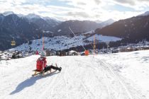 Rodeln mit Aussicht auf Fiss. • © Serfaus-Fiss-Ladis Marketing GmbH, Andreas Kirschner