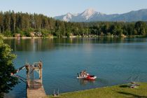 Der St. Magdalener See  oder Magdalenensee mit Blick auf den Mittagskogel.  • © Mittagskogel Region Villach Tourismus GmbH, Fotograf: Adrian Hipp