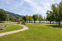 Der Almeida Park liegt direkt am Mondsee. • © skiwelt.de - Christian Schön