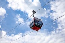 Eine rote Gondel der neuen Zwölferhorn-Seilbahn in St. Gilgen. • © skiwelt.de - Christian Schön