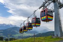 Stets fahren fünf Kabinen der Streubödenbahn hintereinander - seit 2020 in Regenbogenfarben. • © skiwelt.de - Silke Schön