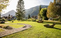 Im Kurpark in Erpfendorf kannst Du entspannen. Einen schönen Barfußpfad findest Du außerdem. • © Kitzbüheler Alpen, Mirja Geh/Eye 5