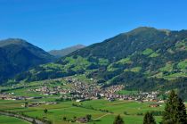 Blick auf Fügen im Zillertal im Sommer. • © Wörgötter & friends