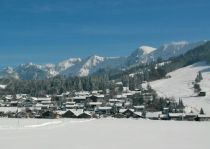 Der Ortsteil Buching in Halblech mit dem Skigebiet rechts.  • © Gästeinformation Halblech, Werner Böglmüller