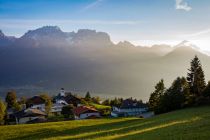 Wundervoller Blick auf den Stranganzhof und Iselsberg-Stronach. • © Tirol Werbung, Lisa Horterer