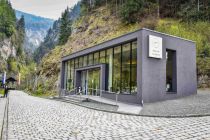 Das Haus der Steine steht am Eingang der Kundler Klamm im Alpbachtal.  • © Alpbachtal Tourismus, Gabriele Grießenböck