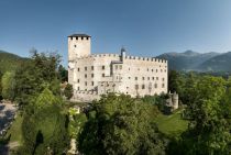 Das schöne Schloss Bruck bietet viel Platz für Kunst-Ausstellungen. • © Martin Lugger