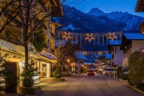 Beleuchtung in Mayrhofen in der Weihnachtszeit. • © Tirol Werbung, Michael Grössinger