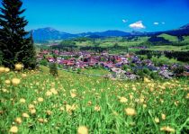 Die Ortsansicht von Fischen im Allgäu - alle Hörnerdörfer liegen fantanstisch. • © Tourismus Hörnerdörfer; www.felder-images.com