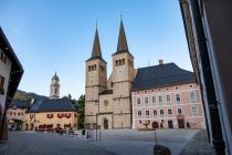 Der Schlossplatz mit der Stiftskirche. • © skiwelt.de - Christian Schön