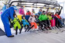 Viel Platz für Familien auf der Familienbahn Gampen. • © Tirol Werbung, Hans Herbig