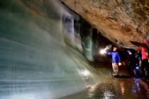 Bis zu 30 Meter dick ist das Eis in der Höhle. • © Verein für Höhlenkunde Schellenberg e.V.