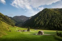 Der Gasthof Kasern liegt noch ein Stückchen hinter Schmirn - die typische Landschaft. • © Tirol Werbung, Bert Heinzelmeier