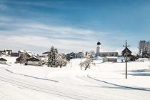 Blick auf das winterliche Sulzberg im Bregenzerwald. • © Bregenzerwald Tourismus, Benjamin Schlachter