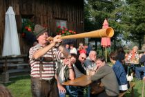 Auf der Alpe Wachters gibt es manchmal traditionelle Musik zu hören.  • © Gästeinformation Waltenhofen