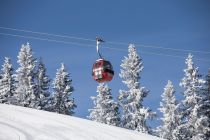Grundsätzlich sind die Gondeln der Wiedersbergerhornbahn weiß. Es gibt jedoch sechs bunte Gondeln, wie hier die rote.  • © Ski Juwel Alpbachtal Wildschönau