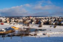 Wildpoldsried im Winter. Im Vordergrund der Schwimmteich.  • © Gemeinde Wildpoldsried