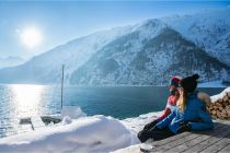 Am Seeweg in Achenkirch direkt am Achensee entlang spazieren und die einmalige Stimmung genießen. • © Achensee Tourismus