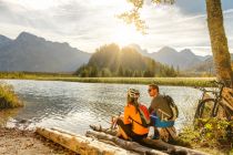 Herbstliche Stimmung am Almsee: Ideal zum Biken und Wandern. • © TVB Traunsee-Almtal / brainpark.traunsee