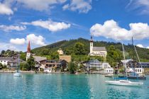 Die zwei Kirchen prägen das Ortsbild von Attersee am Attersee. • © skiwelt.de / christian schön