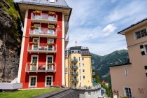 Das rote Hotel Eden Rock in Bad Gastein.  • © skiwelt.de - Christian Schön