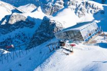 Bergstation der Doppelsesselbahn Hoadl II mit Hoadl Haus und Olympiabahn. • © Innsbruck Tourismus / Tom Bause