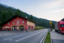 Das Café mit Imbiss "Fernpass Rast" liegt am Fernpass.  • © skiwelt.de - Christian Schön