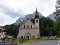 Ortsmitte von Biberwier mit Kirche • © skiwelt.de / christian schön