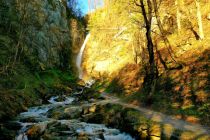 Am sehenswerten Wasserfall in Bischofshofen führen Treppenstufen an der Seite empor. • © TVB Bischofshofen, Susanna Reisenberger-Wolf