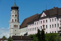 Das Schloss Gayenhofen in Bludenz - links ist die Laurentiuskirche. • © Alpenregion Bludenz Tourismus GmbH, Dietmar Mathis