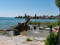 Brunnen am Landungssteeg in Immenstaad am Bodensee • © skiwelt.de / christian schön