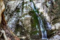 Der Bucher Wasserfall bei niedrigem Wasserstand. Nach der Schneeschmelze im Frühling ist der Wasserfall mächtig beeindruckend. • © Magdolna Sajti-Faragó 