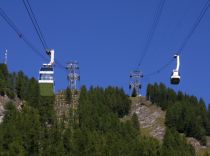 Links im Bild: Die Doppelstock-Pendelbahn (L2) • © skiwelt.de / christian schön