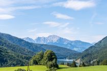 Rechts unten ein Teil des Wiestalstausees vor schöner Bergkulisse. • © skiwelt.de - Christian Schön