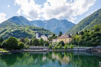 Das Museum (rechts) und die katholische Pfarrkirche in Ebensee am Traunsee. • © skiwelt.de - Christian Schön