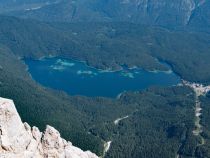 Eibsee in Grainau von der Zugspitze aus gesehen. • © skiwelt.de / christian schön