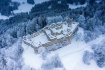 Die Burg Eisenberg aus der Luft im Winter. • © Loc Hoang (https://www.loc-hoang-photography.de)