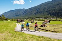 Radfahren auf dem Via Claudia Augusta Radweg bei Nassereith. • © Tirol Werbung, Bauer Frank