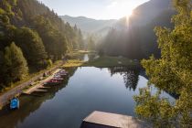 Ganz früh morgens am Fernsteinsee: Spiegelglattes Wasser und herrlicher Sonnenschein. • © skiwelt.de / christian schön